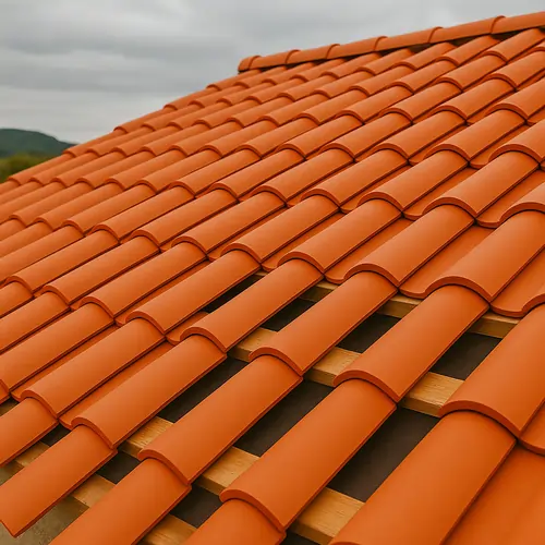 Toiture neuve avec tuiles uniformes et propres